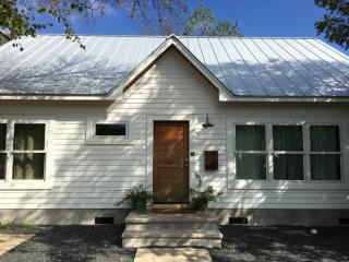 702 Jewell St, Austin TX  78704-3426 exterior