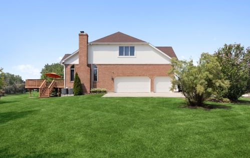 6870 Fieldstone Dr, Willowbrook IL  60527-6968 exterior