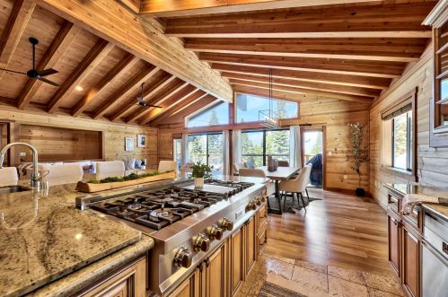 11030 Ski Slope Way, Truckee CA  96161-6603 exterior