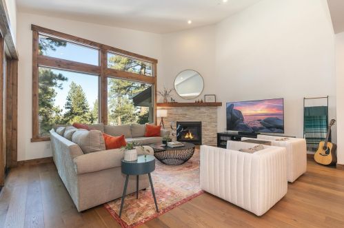 9234 Heartwood Dr, Truckee CA  96161-5210 exterior
