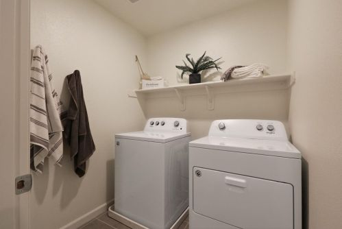 1800 Columbia Dr, Los Banos CA  93635-5370 exterior