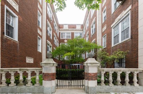 831 49th St, Chicago, IL 60615-1609