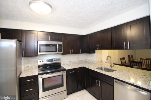 8094 Grandview Ct, Springfield VA  22153-3816 exterior