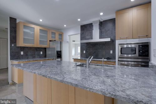 11440 Links Dr, Herndon, VA 20190-4812