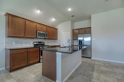 1502 Star Meadow Dr, Uhland TX  78640-2512 exterior