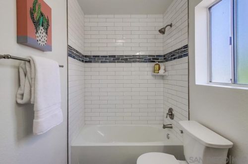 1376 Darwin Dr, Oceanside CA  92056-6618 exterior