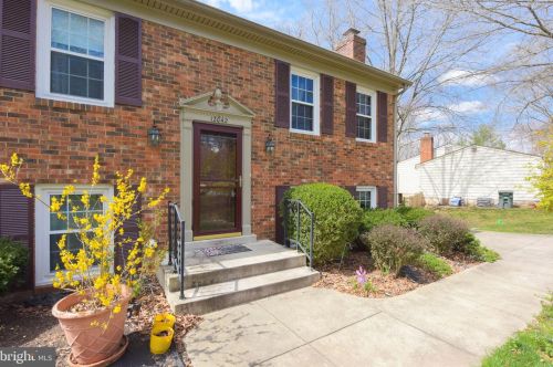 12042 Willowood Dr, Woodbridge, VA 22192-1516