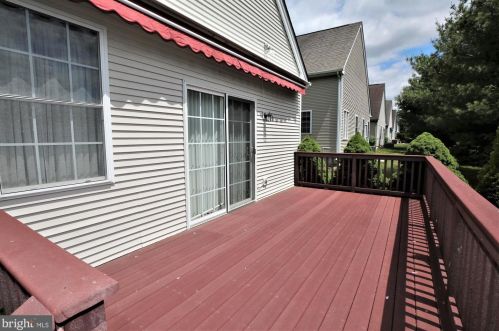 6 Hummingbird Dr, Trenton NJ  08690-3557 exterior