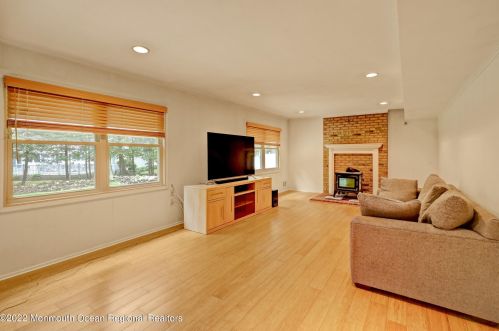 3 Heath Ct, Old Bridge, NJ 08857-2670