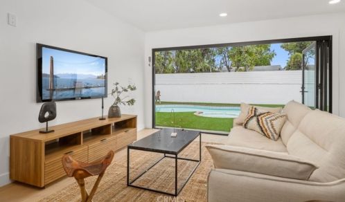 5261 Allott Ave, Van Nuys CA  91401-5902 exterior