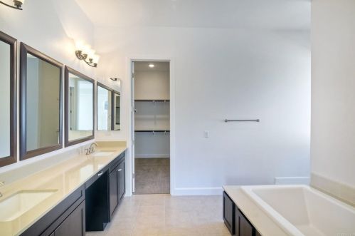 1833 Sugarbush Dr, Vista CA 92084 exterior