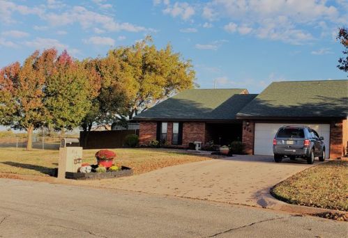 814 Grayridge Rd, Enid, OK 73701-9684