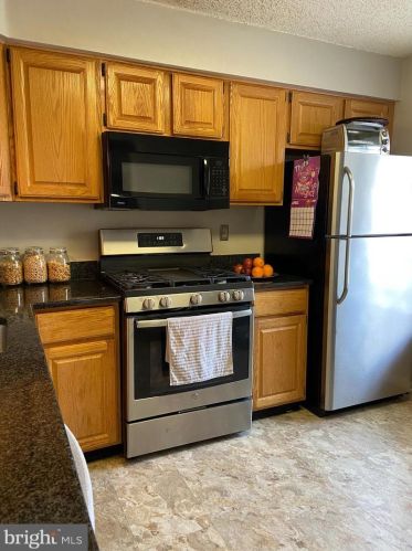 5 Halstead Pl, Princeton NJ  08540-6320 exterior