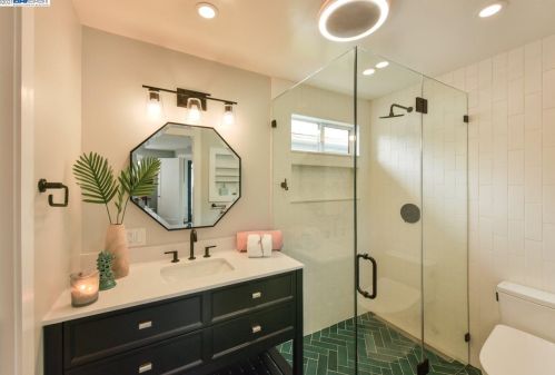 220 Stoakes Ave, San Leandro CA 94577-1734 exterior