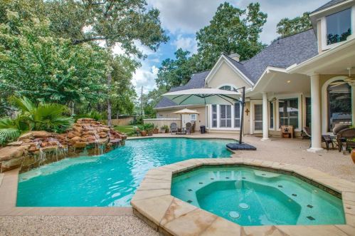 2 Wedgewood Blvd, Conroe TX  77304-1349 exterior