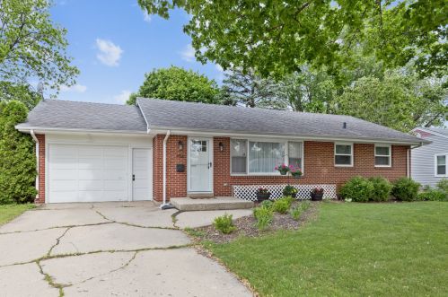 456 Linn Ave, Bull Valley, IL 60014-7142