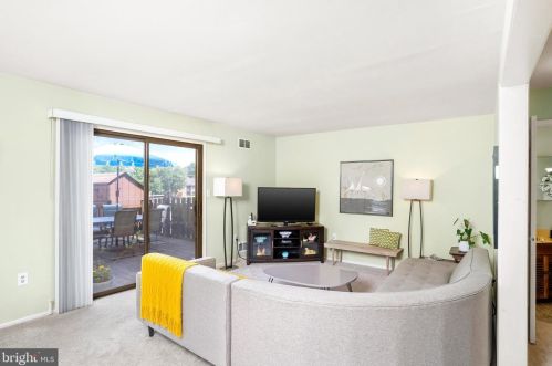 42 Topaz Ln, Trenton NJ exterior