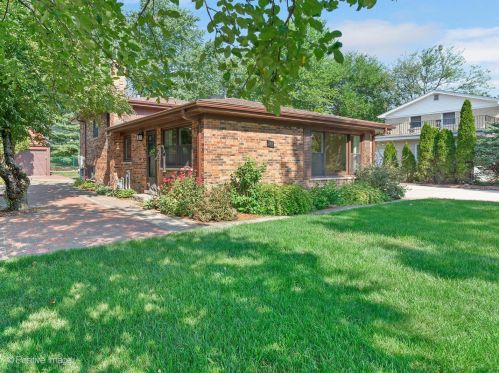 144 Grove Ave, Glendale Heights, IL 60137-5856