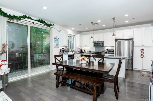 125 Desert Bloom, Irvine CA  92618-8871 exterior