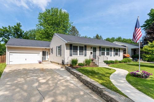 341 Crescent Dr, Sycamore, IL 60178-1901