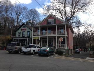12 Main St, Chester CT  06412-1342 exterior