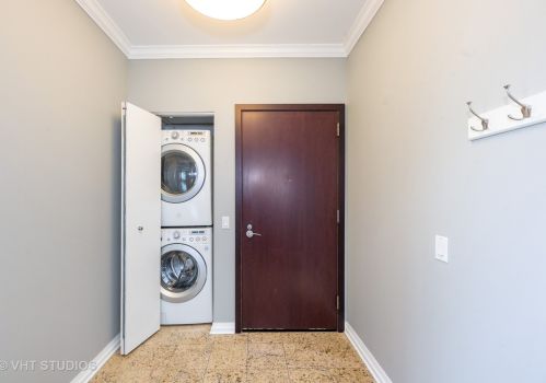 33 Ontario St, Chicago IL  60654-7760 exterior