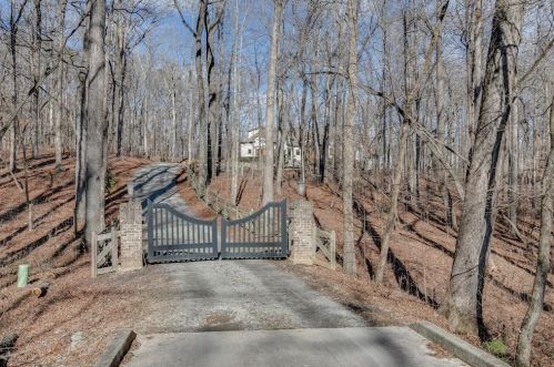 4053 Hamilton Mill Rd, Buford, GA 30519-3929