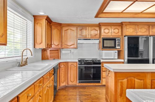 2515 Willow Hl Dr, Sandy UT 84093-1894 exterior