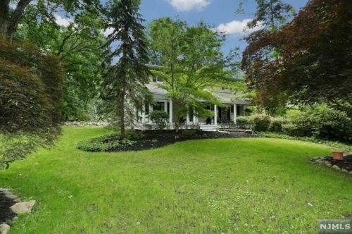 460 Hillside Ave, Allendale, NJ 07401-1113