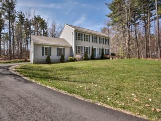 39 Highfields Rd, Wilton, NH 03086-5938