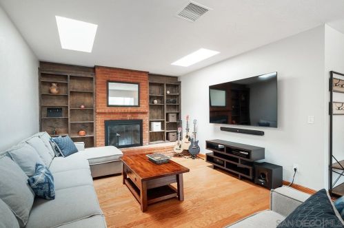 11120 Toyon Hill Dr, Lakeside, CA 92040-1247