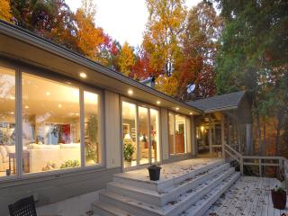 555 Hanging Rock Rd, Saluda, NC 28773-8819