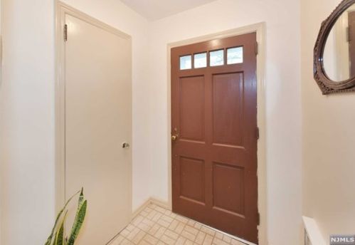404 Beveridge Rd, Ridgewood, NJ 07450-1012