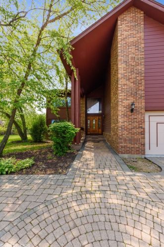 300 Thierry Ln, Wheeling, IL 60070-1659