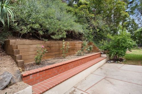 1430 Greenbriar Rd, Glendale CA  91207-1053 exterior