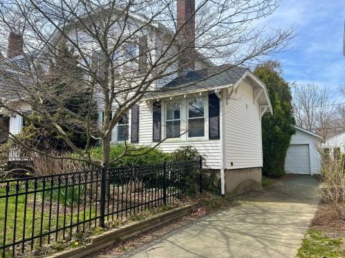12 Ellery Rd, Middletown, RI 02840-2821