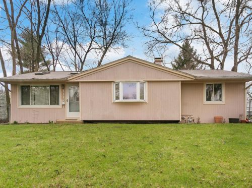 111 Mora Rd, Carpentersville, IL 60110-1135