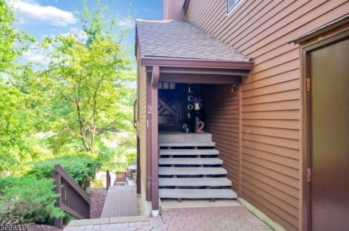 2 Meadowview Dr, Annandale, NJ 08801-1516