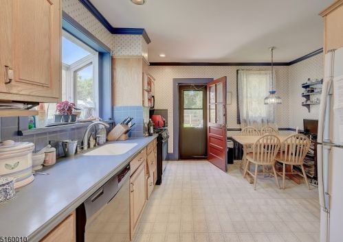 77 Hillcrest Rd, Maplewood NJ  07040-1605 exterior