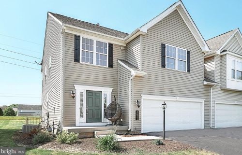 2521 Village Rd, York, PA 17315-7800