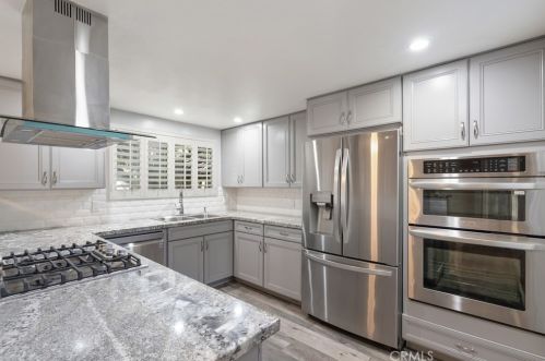 3300 Montrose Ave, Glendale CA 91214-3341 exterior