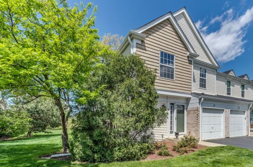 17 Shag Bark Ln, Streamwood, IL 60107-6647
