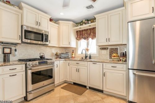 180 Field Ave, Hasbrouck Heights, NJ 07604-2532