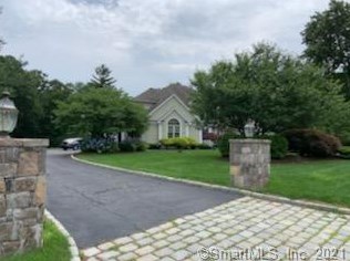 32 Blackberry Ln, Huntington, CT 06484-3776