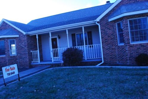 8 Carl St, Riverton, IL 62561-9642