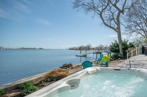 13 Seabreeze Pl, Norwalk CT  06854-4711 exterior