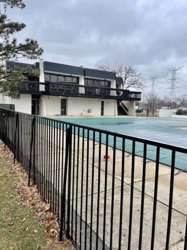 9098 Terrace Dr, Niles IL  60714-5810 exterior