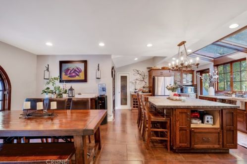 1664 Las Flores Dr, Glendale CA  91207-1200 exterior