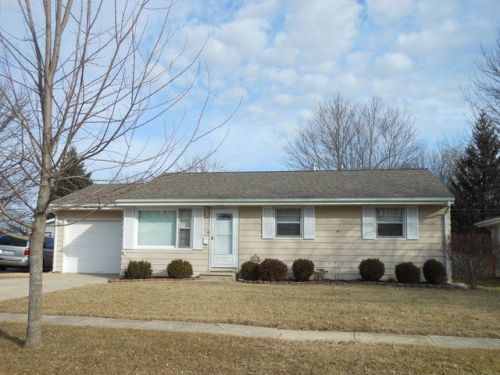 329 Orchard Ln, Sycamore, IL 60178-2415