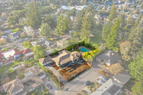 980 Lillian Way, Sebastopol, CA 95472-4435